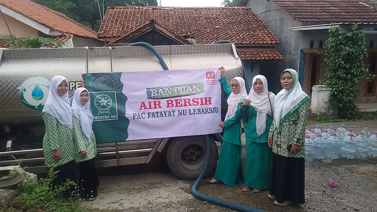 PAC Fatayat NU Lebaksiu Salurkan Bantuan Air Bersih di Jrakah Timbangreja