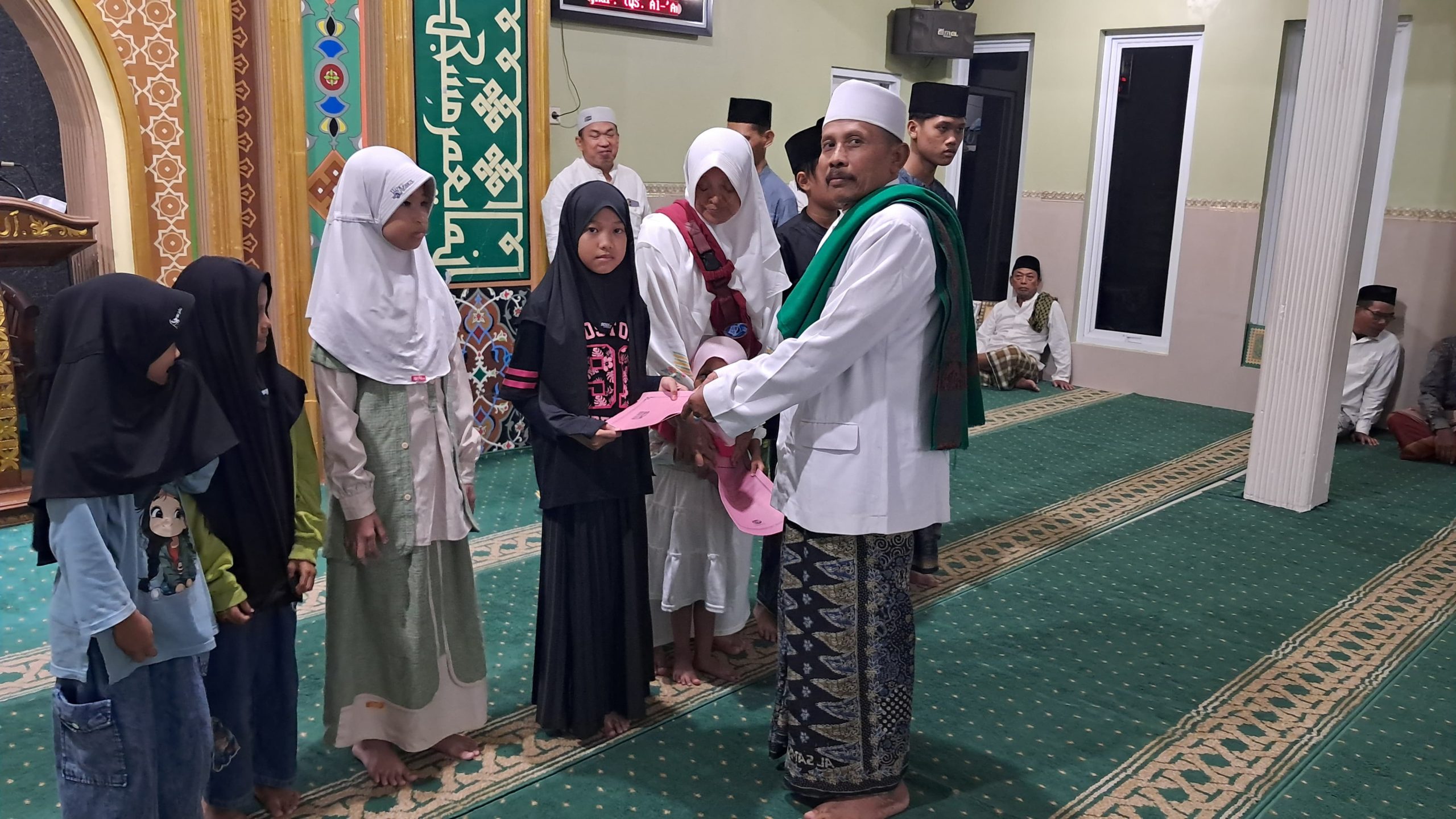 PRNU Lebakgowah Santuni 12 Anak Yatim di Masjid Jami Asykin